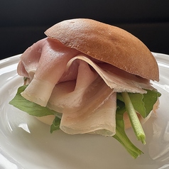 パルマ産プロシュットコットの米粉パンパニーノの写真