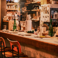生簀が見える店内でこだわりの日本酒と一緒に楽しめます