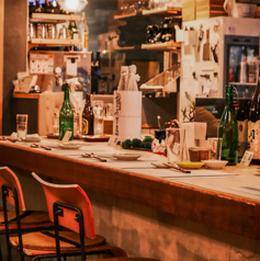 生簀が見える店内でこだわりの日本酒と一緒に楽しめます