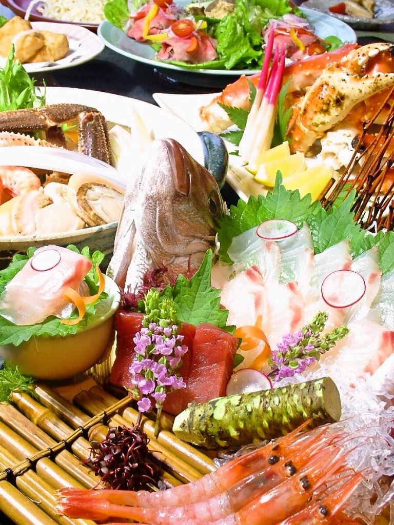 贅沢な時間は旬と共に過ごして欲しい…とコースは豪華絢爛！鮮魚をご堪能いただけます。