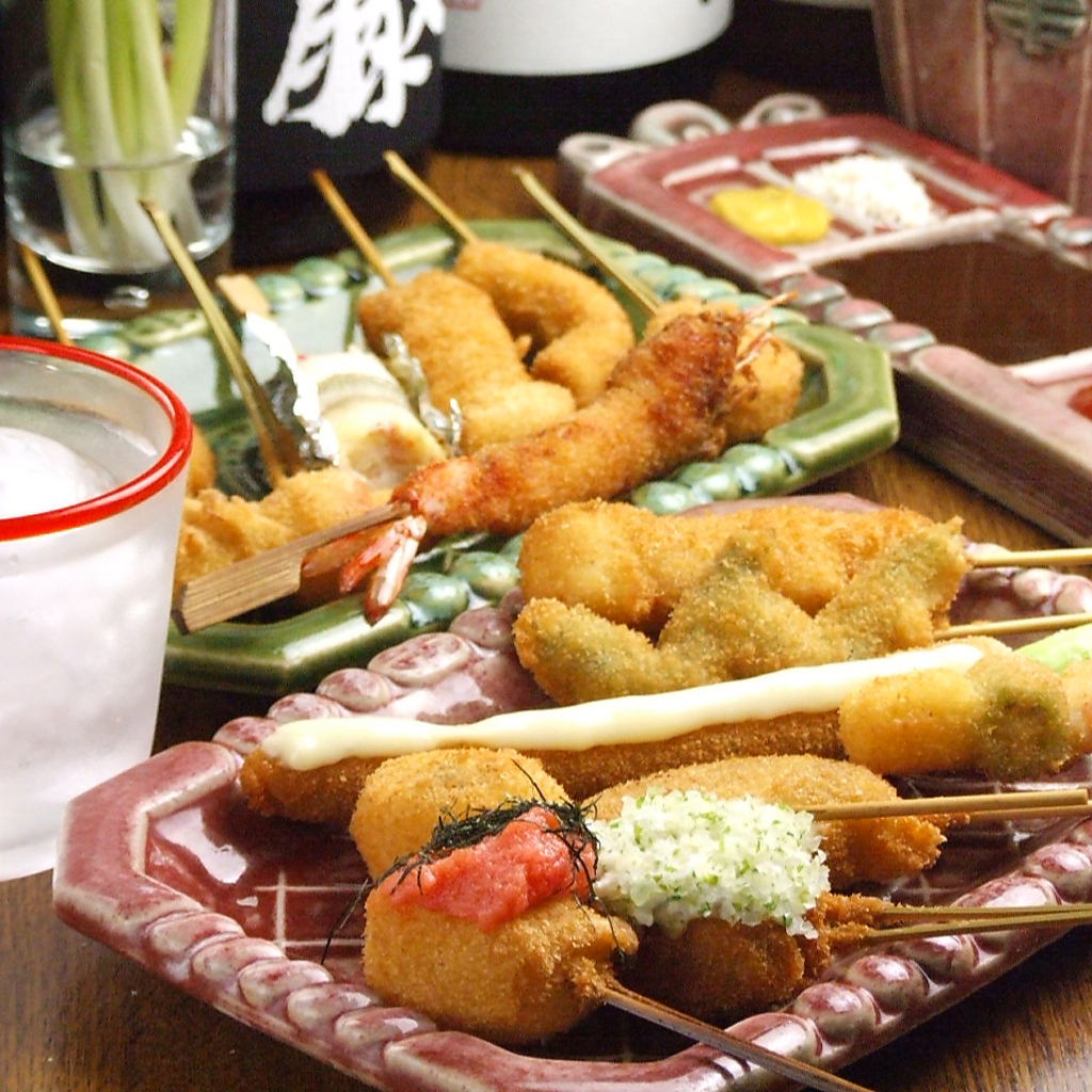 季節のアスパラや蟹、海老の串カツを楽しみながら、箸休めには、ソースや塩、レモンで野菜を…