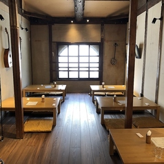 ２階が板間で、４人掛け座卓が５卓あります。利用は、店頭、電話にて承ります