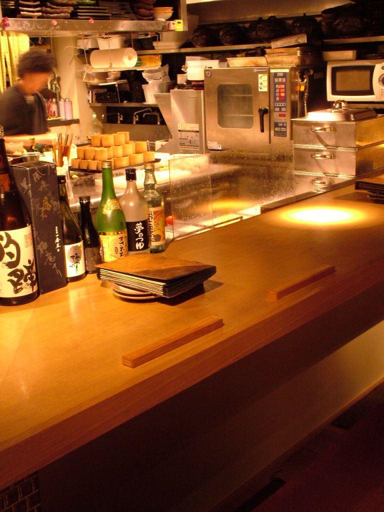 カウンターはキッチンのライブ感が楽しめる特等席です！