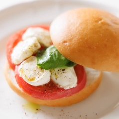 カプレーゼ米粉パンパニーノの写真