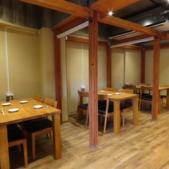 大人数での宴会に最適な、最大13名様までお座りいただける大型テーブル席です！一体感のあるお席なので、会社のご宴会や地域のお集まり、打ち上げなどにも最適です♪広々としたレイアウトで移動もしやすく、皆様の顔が見渡せるため、賑やかなパーティーシーンを盛り上げること間違いなしです◎