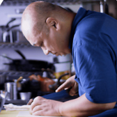 フランスやスペイン、イタリアといった欧州各地で研鑽を積んだ店主が、情熱を注いで腕を振るいます。2015年の開店以来、多くの皆様に支えられ歩んできました。長年の修行で培った確かな技術を活かし、本場そのままの味わいをご提供いたします。親しみやすい接客を心がけ、末永く親しまれる場所を目指して邁進します。