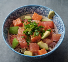 マグロとサーモンのポキライスボウル