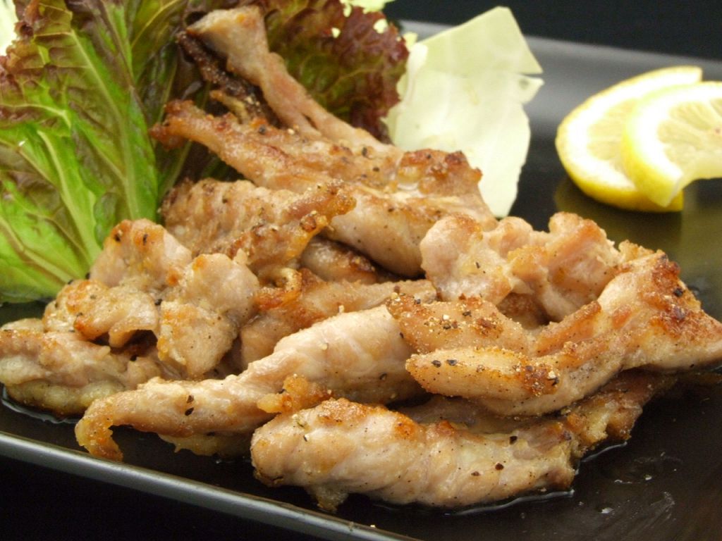 不動の人気MENU“せせり鉄板”。熱々のうちに召し上がれ！