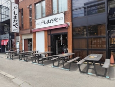 【お外でビアガーデンを満喫しませんか？】いよいよビアガーデンの季節がやってきますね！当店ではGWから10月一杯まで、お外でビアガーデン気分を味わえる開放的な「テラス席」をご用意しております。最大8名様までご利用可能なテーブルを5席ご用意しておりますので、ご友人や職場の皆様とのグループ飲みにもぴったりです！