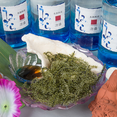 プチプチの食感が癖になる♪沖縄のお酒のおつっみと言えばコレ！絶品海ぶどう680円(税抜）の写真