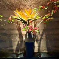 生花に彩られた華やかな鮨屋でお食事をお楽しみください