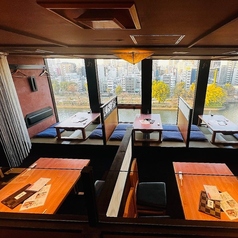 【テーブル席/座敷席：20～38名様】全体を見渡すことができる広々としたお席は、一体感を大切にしたい宴席に最適。グループの規模に合わせて柔軟な空間作りが可能で、お仲間との距離も自然と縮まります。活気ある賑やかなひとときを、周囲に気兼ねすることなく、心ゆくまでお楽しみください。