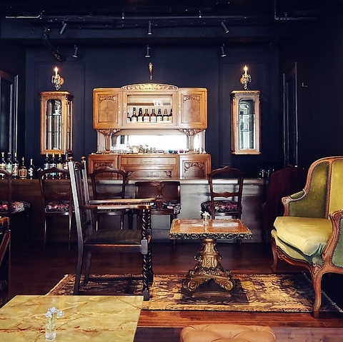 伝統的な美しいデザイン空間とこだわりのお酒をお愉しみください