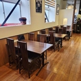 本場ペルーの雰囲気を感じられる店内で、気軽なお食事やご友人とのお集まりにぴったりの4名様向けテーブル席をご用意。色鮮やかなペルー料理とともに、異国情緒あふれる空間でゆったりとした時間をお過ごしください。女子会やご家族でのお食事にもおすすめです。