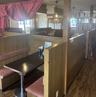 女子会や仕事帰りの一杯など使い勝手抜群なテーブル席