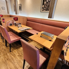 ゆったりとしたソファテーブル席