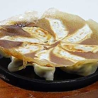 自慢の羽根付き餃子やお酒に合う焼物・揚げ物が勢揃い！