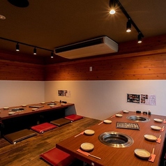 【フロア貸切（18～23名様）】掘りごたつ座敷席を貸切った大人数宴会。会社宴会や同窓会、懇親会、イベントなどのお集りに！中2階と半地下にある掘りごたつ座敷席貸切は、それぞれ18～23名様でご利用いただけます。倉敷でご宴会を検討中でしたら、ぜひお気軽にお問い合わせください！