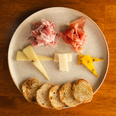生ハム&チーズ盛り合わせ Assorted Prosciutto and Cheese Platter