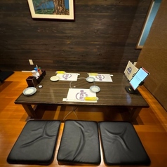 6名様までご利用いただける掘りごたつ半個室がございます。適度なプライベート感を保ちつつ、落ち着いた雰囲気でゆったりとお食事を楽しめます♪少人数の宴会や親しい仲間との飲み会に最適です。