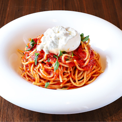トマトとバジルの生モッツァレラクリームパスタ