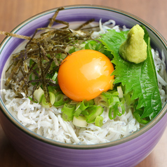 和歌山名産釜揚げしらす丼　卵黄のせ