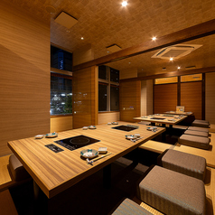 【掘りごたつ個室/最大16名様】会社でのご宴会でやお集まりに最適なお席です。和モダンな店内で美味しいお酒とお食事をご堪能ください。