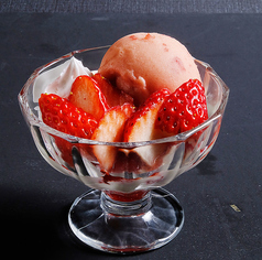 フレッシュいちごの贅沢パフェ