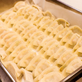 【餃子のこだわり2】餃子の餡は、100種類の餃子皮を製造してきたメーカー・株式会社伸和食品と共同開発で仕上げました。