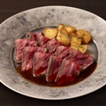 料理メニュー写真&nbsp;国産和牛の赤身ローストビーフ～赤ワインソース～ 