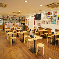 気取らず落ち着く和みの店内…ワイワイと飲み会を楽しみたいお客様におすすめのテーブルを多数完備しています！他、1名様～2名様に最適なカウンター席もありますので、少人数のお客様もフラッと気軽にご来店ください♪