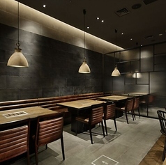 2～4名様ご利用いただけるテーブル席が10卓ご用意しております。こちらのお席は、家族でのディナーや女子会、会社宴会などに人気となっております。ぜひご利用ください。