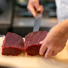 臭みがなく　美しい赤身肉