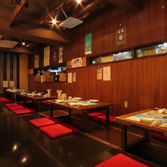 温もりを感じる木目調の店内、誰でもお気軽にご利用いただけるレトロな雰囲気！清潔感のある居心地の良い雰囲気のお席は、ついつい時間が経つのを忘れてしまいそう。友人、カップル、ご家族などどなたとでもお楽しみいただけます！