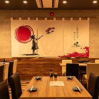 温かみのある和モダンの店内