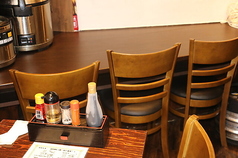 《お一人様でのサク飲みにも》幅広いシーンに対応できるよう、1~2名様に最適なカウンター席を完備しています。