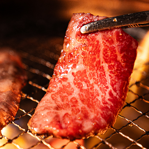 黒毛和牛を使った贅沢焼肉。こだわり名店の肉をご賞味ください。