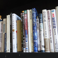 鉱物に関する書籍もございます。店主と鉱物トークで盛り上がれます！