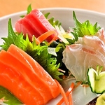 新鮮な魚介を使ったお刺身の盛り合わせは、三点盛から六点盛まで多彩にご用意！是非ご賞味ください♪