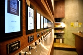 店内にはビールのタップリストがずらりと並び、どんどん呑みたくなります♪常時15種類ほどのビールがあり、様々な種類のビールの飲み比べをお楽しみいただけます♪
