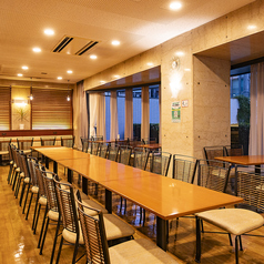 8名～最大40名まで収容可能。立食・ビュッフェ・着席（大皿形式）の3パターンからシーンに合ったスタイルをお選びいただけます。