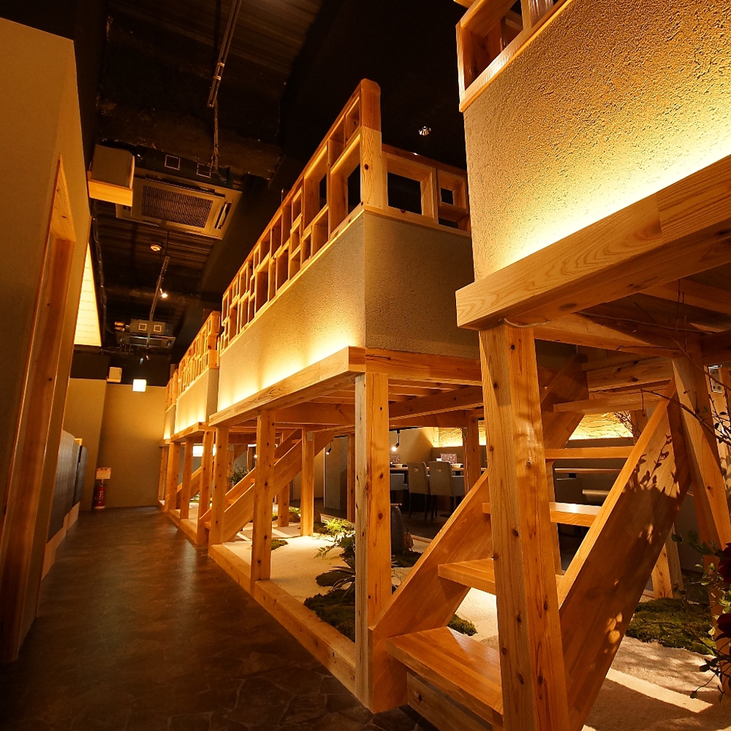 階段の先にも開放的なテーブル席が広がります。