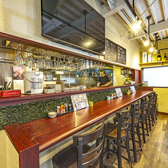 当店には、1～3名で使える立ち飲みスペースがございます♪お一人様でも、友人同士でもお気軽にご利用いただけます♪ぜひ、おしゃれな雰囲気の店内で立ち飲みをお楽しみください♪