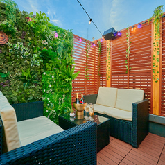 新宿の屋上に広がる当店は、リゾート感あふれるラグジュアリーなテラス空間。心地よいBGMと開放的な雰囲気の中、手ぶらで楽しめる本格BBQが魅力です。女子会やデートに最適な都会の隠れ家で、特別なひとときをお過ごしください。