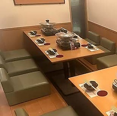 当店のテーブル席は掘りごたつとなっておりご負担なくゆったりとお過ごしいただくことができます。ご家族とのディナーやご友人同士での飲み会利用にぜひご利用ください。