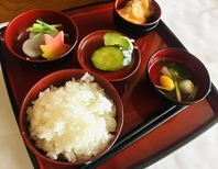 法事の際に『陰膳』をご用意します