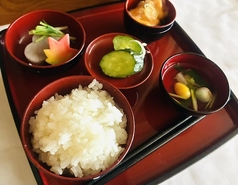 法事の際に『陰膳』をご用意します