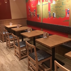 ご友人やカップルでのご利用にぴったりの2名掛けテーブル席です。ランチタイムは親子丼、ディナータイムは手羽先とお酒など、シーンに合わせてご利用いただけます♪