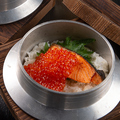 料理メニュー写真&nbsp;鮭とイクラ釜めし