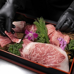 厚切り特上タン、A5等級黒毛和牛の希少部位を一箱に詰め込んだ特選盛り合わせ「玉手箱」。